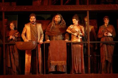 Escena de la ópera 'Edipo' (Oedipe), basada en la obra del compositor rumano George Enescu, y dirigida por Alex Ollé y Valentina Carrasco, del grupo catalán La Fura dels Baus, en el Teatro Colón de Buenos Aires (Argentina).