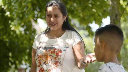 Viviana López juega con sus hijos en un parque de Aluche.