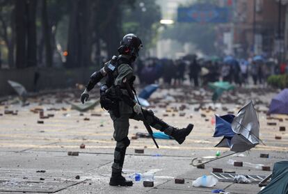 A crise entrou nesta semana em uma nova fase mais radical, com a adoção pelos manifestantes de Hong Kong da estratégia de "incubação geral" ("blossom everywhere""), que consiste em multiplicar os bloqueios e atos de vandalismo para testar as capacidades da polícia. Na foto, um policial do choque chuta um guarda-chuva usado por manifestantes pró-democracia durante confrontos com a Universidade Politécnica.