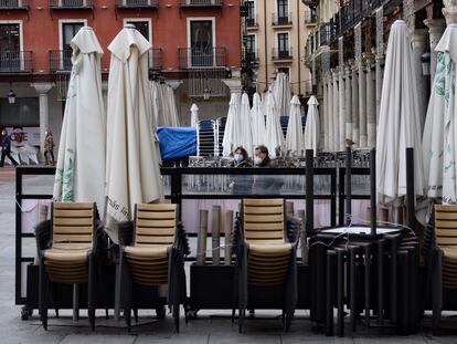 Terrazas de bares recogidas en Valladolid este viernes, por el cierre de la hostelería en Castilla y León durante dos semanas.