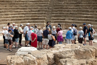 Turistas de crucero en el Teatro Romano de Málaga en octubre de 2023.
