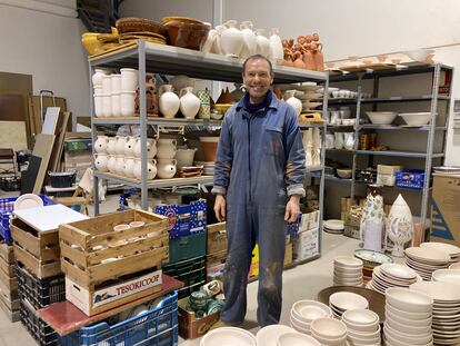 Juan José Pajares en su taller, en Arroyo de la Luz (Cáceres): “Trabajo a mi ritmo. Cuando tengo unas 100 piezas de la colaboración llamo a Arteixo y vienen a recogerlas”.