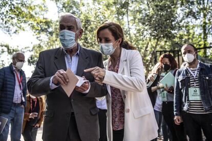 La candidata de Más Madrid, Mónica García, acompaña a su padre, Sergio García Reyes (izquierda), al colegio Montserrat para participar en las elecciones madrileñas. La cabeza de cartel de la formación optó por el voto por correo. “Hoy puede ser un día histórico, podemos convertir los aplausos en votos. Hoy muchos madrileños están esperando ver lo bueno por conocer”, afirmó.