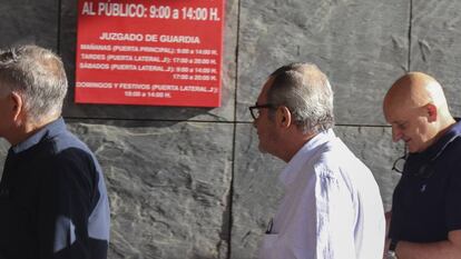 Los gerentes del restaurante Atrio, en Cáceres, José Polo (i) y Toño Pérez (d), a su entrada a los juzgados.