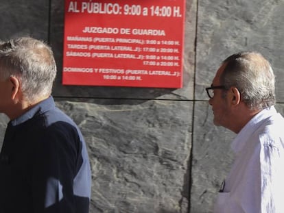 Los gerentes del restaurante Atrio, en Cáceres, José Polo (i) y Toño Pérez (d), a su entrada a los juzgados.