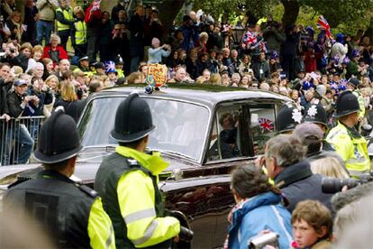 Aunque los medios británicos se han encargado de recordar durante los últimos días que la boda entre Carlos y Camilla no era del agrado de la mayoría de la sociedad, que mostraba cierta indiferencia, lo cierto es que hoy la localidad de Windsor, a las afueras de Londres, ha sido abarrotada por cerca de 15.000 personas que han seguido en directo el recorrido de los novios.