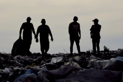 Las personas que recolectan la basura en La Quema son trabajadores informales que buscan materiales que se puedan vender a las chatarrerías de la zona o reciclar como cartón, metal, papel, ropa o comida.