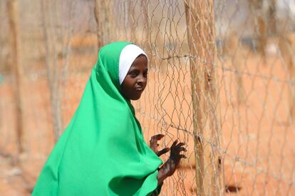 Dadaab, Kenia 2012. La prolongación en el tiempo de algunos conflictos hace que los más jóvenes no hayan conocido una realidad distinta a la de la vida en un campo de refugiados y la dependencia de la ayuda humanitaria. Esta niña somalí en el campo de refugiados de Dadaab en el norte de Kenia, sin duda, merece un futuro mejor que eso.