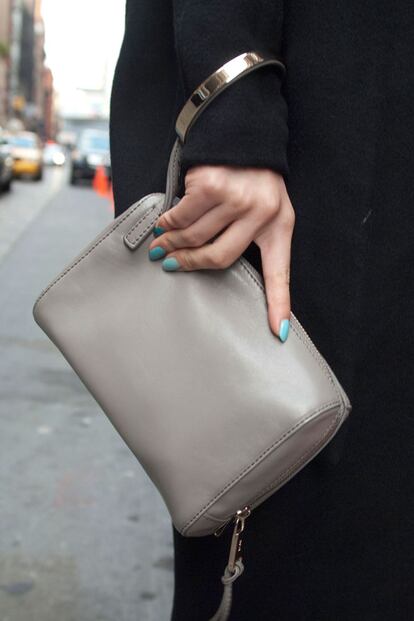 Sombreros de ala o de lana, joyas excéntricas u originales bolsos. Los asistentes a la Semana de la Moda de Nueva York nos muestran cómo combinan sus accesorios.