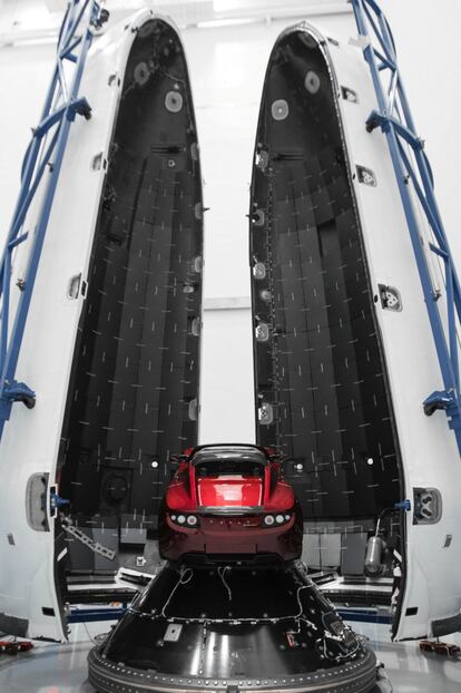 El Tesla Roadster junto al cohete Falcon Heavy rocket en Cabo Cañaveral. 