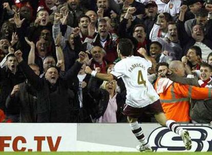 Cesc celebra su gol al Liverpool.