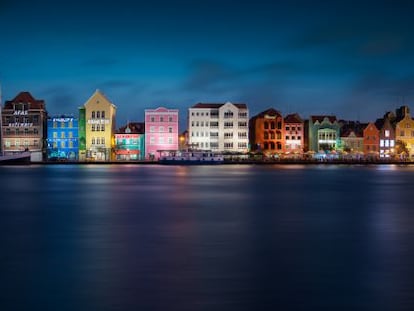 Perfil nocturno de Willemstad, en la isla caribeña de Curazao.