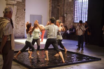 Los bailarines venecianos Rossella Agnolin, Danilo Alessi, Attilia Pittarella y Cristina Zanetti en 'Bautismo', escena 14 del segundo ciclo del 'Evangelio según San Mateo' de Virgilio Sieni. El público deambulaba entre los escenarios mientras las escenas se desarrollaban al mismo tiempo.