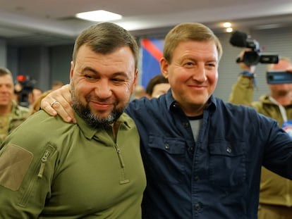 El autoproclamado líder de la región de Donetsk, Denis Pushilin (izquierda), y el secretario del Consejo General del partido Rusia Unida, Andrey Turchak, este martes en Donetsk