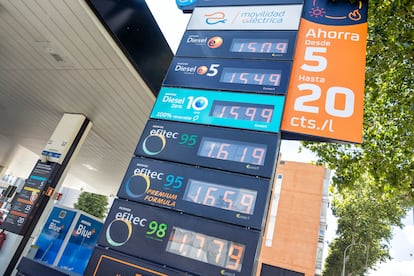 Panel informativo con los precios del carburante, este lunes en el centro de Madrid. 