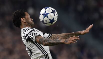 Dani Alves, durante el Juventus-Porto. 