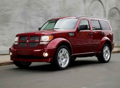 El abultado frontal, los enormes pasos de ruedas y las llantas (de hasta 20 pulgadas) crean una imagen mastodóntica y poderosa en el Dodge Nitro, un 4×4 de 4,58 metros de largo.