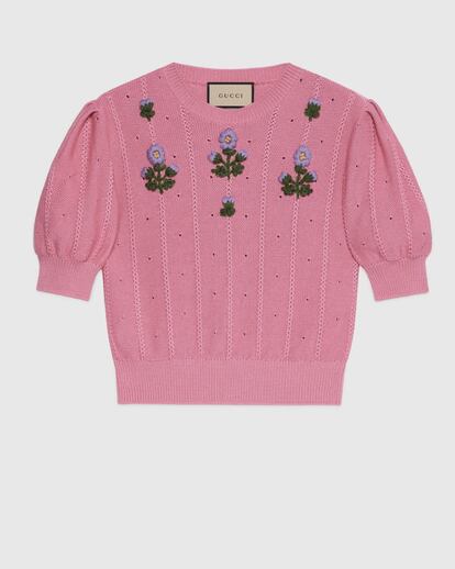 Gucci. En esa gabinete de curiosidades que es cada colección de Alessandro Michele nunca faltan tapetes y bordados de hilo rescatados del baúl de la abuela. Este top de punto de seda y algodón rosa perteneciente a la colección Ouverture recuerda a los jerséis vintage de los años cuarenta por el cuello y los puños acanalados.