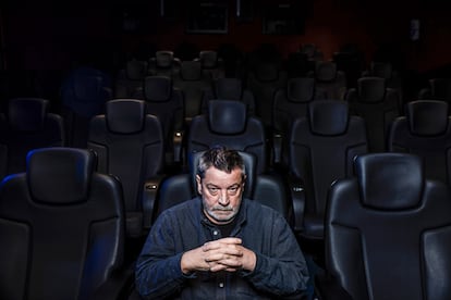 Enrique Urbizu, en la sala de proyecciones de las oficinas de Warner Bros Entertainment España en Madrid el lunes 3 de marzo.