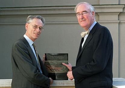 John H. Elliott, a la izquierda, y Jonathan Brown, ayer en el Instituto Británico, de Madrid.