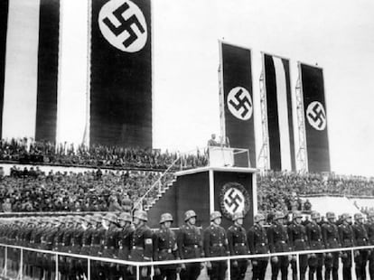 Adolf Hitler pronuncia un discurso en el aeropuerto de Tempelhof, Berlín, en 1935.