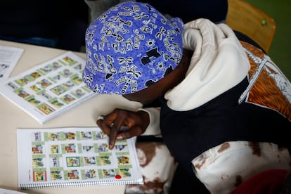 Un inmigrante estudia catalán.