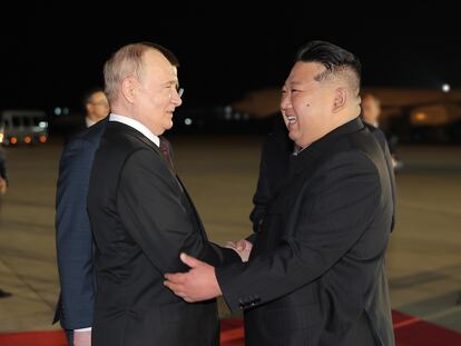 Pyongyang (Korea, Democratic People''s Republic Of), 19/06/2024.- A photo released by the official North Korean Central News Agency (KCNA) shows Russian President Vladimir Putin (L) received by North Korean leader Kim Jong Un upon arrival at the airport of Pyongyang, North Korea, 18 June 2024 (issued 19 June 2024). The Russian president is on a state visit to North Korea from 18-19 June at the invitation of the North Korean leader. He last visited North Korea in 2000, shortly after his first inauguration as president. (Rusia) EFE/EPA/KCNA EDITORIAL USE ONLY EDITORIAL USE ONLY
