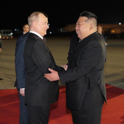 Pyongyang (Korea, Democratic People''s Republic Of), 19/06/2024.- A photo released by the official North Korean Central News Agency (KCNA) shows Russian President Vladimir Putin (L) received by North Korean leader Kim Jong Un upon arrival at the airport of Pyongyang, North Korea, 18 June 2024 (issued 19 June 2024). The Russian president is on a state visit to North Korea from 18-19 June at the invitation of the North Korean leader. He last visited North Korea in 2000, shortly after his first inauguration as president. (Rusia) EFE/EPA/KCNA EDITORIAL USE ONLY EDITORIAL USE ONLY
