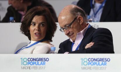 Soraya Sáenz de Santamaría conversa con Cristóbal Montoro.