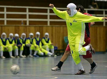 Una futbolista iraní, con todo el cuerpo cubierto, durante un partido contra Líbano en 2007.