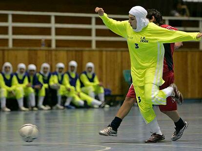 Una futbolista iraní, con todo el cuerpo cubierto, durante un partido contra Líbano en 2007.