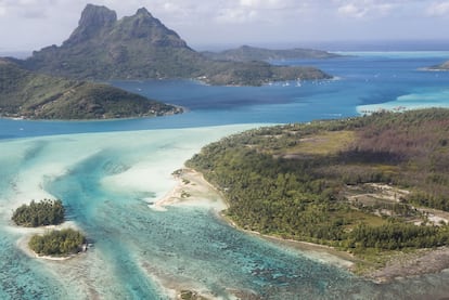 Vista aérea de la isla de Bora Bora, en la Polinesia francesa.