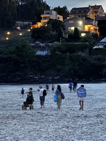 Playa de Canelas al anochecer.