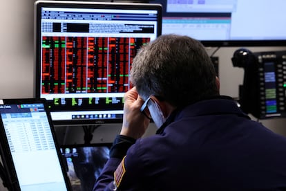 Un operador en la Bolsa de Nueva York.