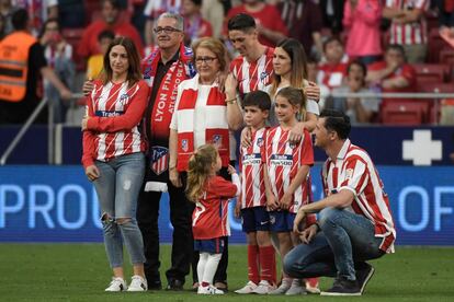 Fernando Torres posa con su esposa Olalla Domínguez, sus hijos Nora, Leo y Elsa, sus padres José Torres y Flori Sanz Torres y otros parientes,  su despedida del Atlético de Madrid en el Wanda metropolitano, en mayo de 2018.