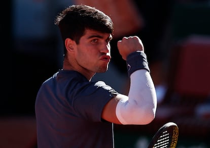 Alcaraz celebra un punto frente a Sinner, en las semifinales del Roland Garros.