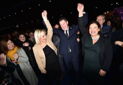 Varios miembros del Sinn Fein, celebran el resultado de las elecciones el 13 de diciembre de 2019 en Belfast.