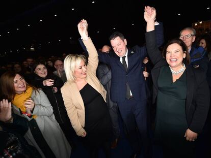 Varios miembros del Sinn Fein, celebran el resultado de las elecciones el 13 de diciembre de 2019 en Belfast.