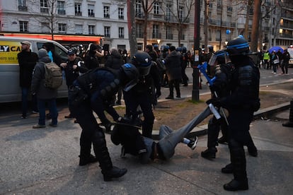 La policía detiene a un manifestante en París durante el segundo día de huelga por las reformas propuestas por el gobierno francés. 