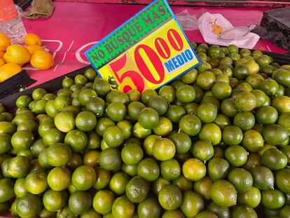 Productos a la venta en un tianguis de Ciudad de México.