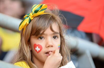 Uma torcedora-mirim durante o jogo Suíça e Equador, em Brasília.