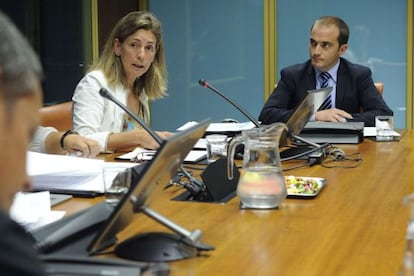 La consejera Ana Oregi, en la comisión del Parlamento sobre el 'fracking'.