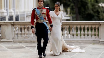 Carlos Fitz James-Stuart y Belén Corsini, tras la boda.