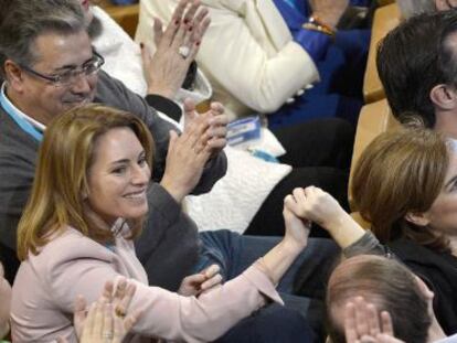 Quiroga recibe el saludo de Sáenz de Santamaría en la Convención Nacional del PP.