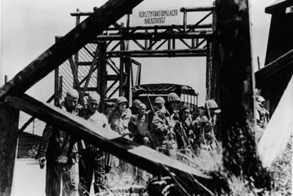 Soldados estadounidenses escoltan a los reclusos que acaban de liberar de un campo de concentración nazi en Alsacia, Francia, a finales de 1944.