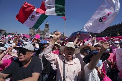 Manifestantes sobre la plancha del Zócalo capitalino, protestan en contra de la propuesta de reforma electoral del presidente Andrés Manuel López Obrador.
