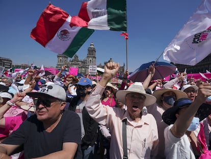 Manifestantes sobre la plancha del Zócalo capitalino, protestan en contra de la propuesta de reforma electoral del presidente Andrés Manuel López Obrador.
