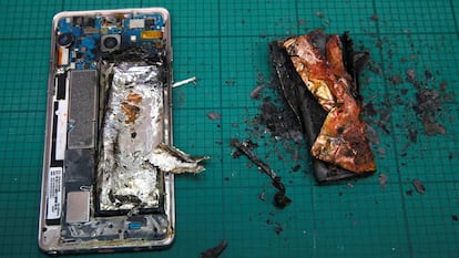Um Galaxy Note 7 que pegou fogo durante testes no laborat&oacute;rio da Samsung em Cingapura. 