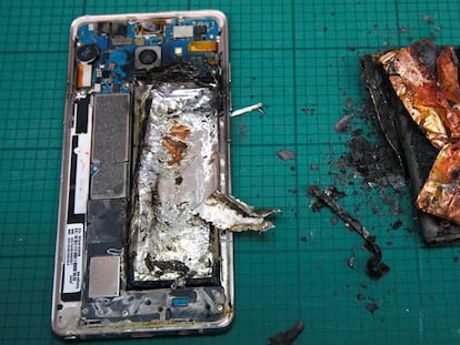 Um Galaxy Note 7 que pegou fogo durante testes no laborat&oacute;rio da Samsung em Cingapura. 