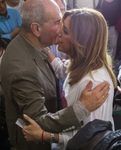 Manuel Chaves felicita a Susana Díaz tras los resultados de las elecciones europeas.